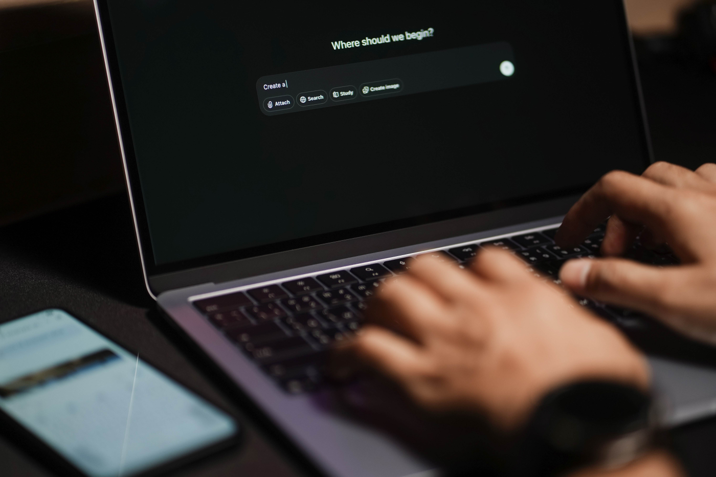 Computerbildschirm mit offenem Browserfenster, wo man ChatGPT sieht