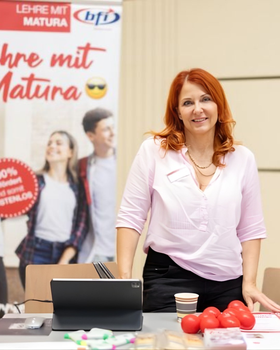 Mitarbeiterin des bfi bei einem Messestand