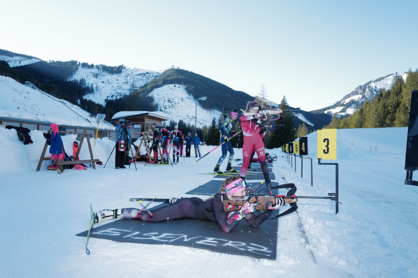 Biathlon-Athletin beim Schießen