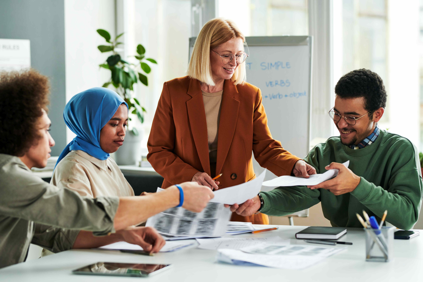 Mehrere Personen interagieren bei einem Sprachkurs miteinander und lernen eine Sprache