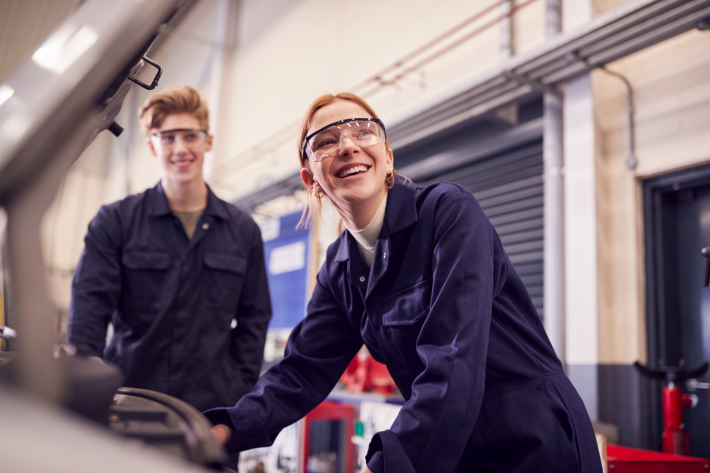 Junge Frau und junger Mann bei der Arbeit in einer WFZ-Werkstatt als Vorbereitung auf die technische LAP